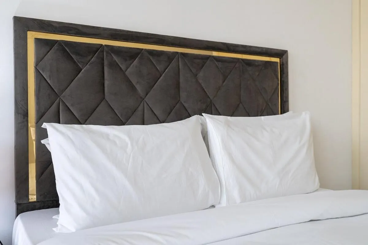 Cozy & Simple 1-Bedroom Flat In Dubai Marina Apartment