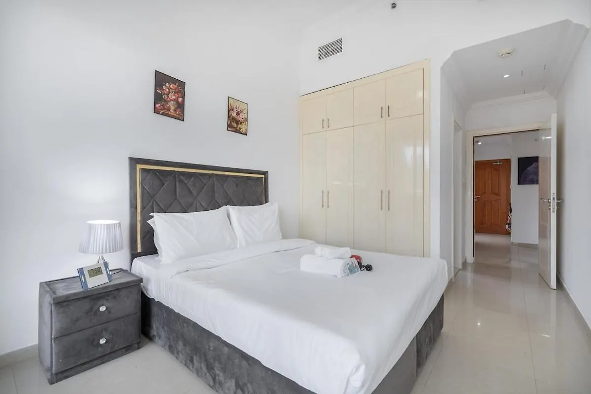 Cozy & Simple 1-Bedroom Flat In Dubai Marina Apartment